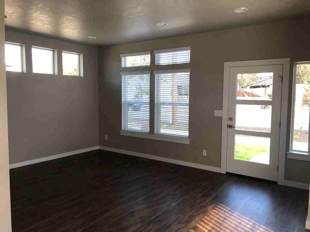 1591 Ne Rumgay Ln - Photo 3 of 8