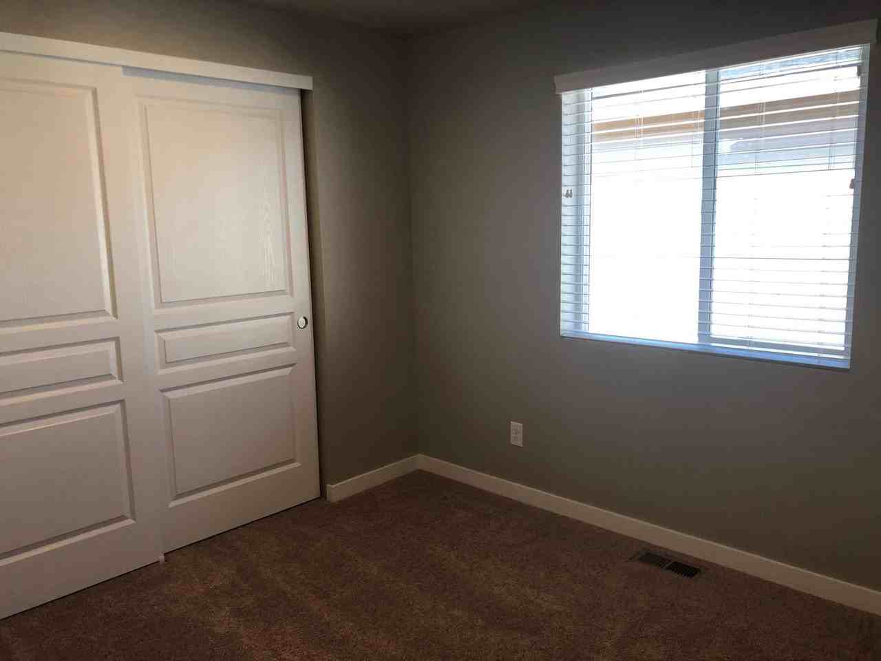 1591 Ne Rumgay Ln - Photo 7 of 8