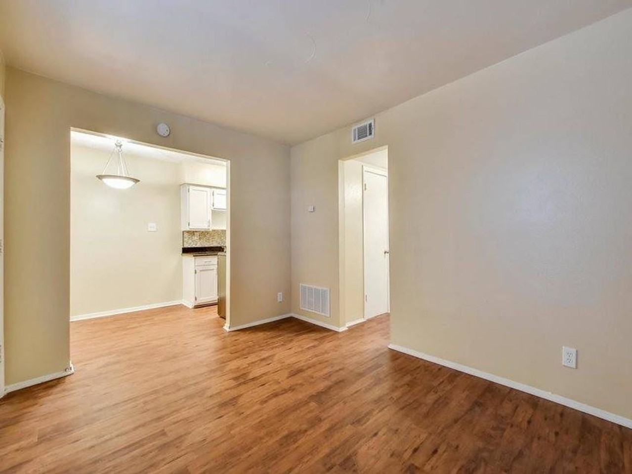 2401 Manor Rd - Photo 4 of 27