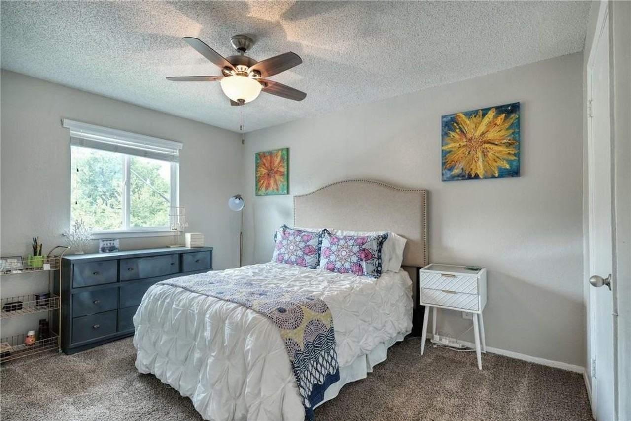 2401 Manor Rd - Photo 5 of 27
