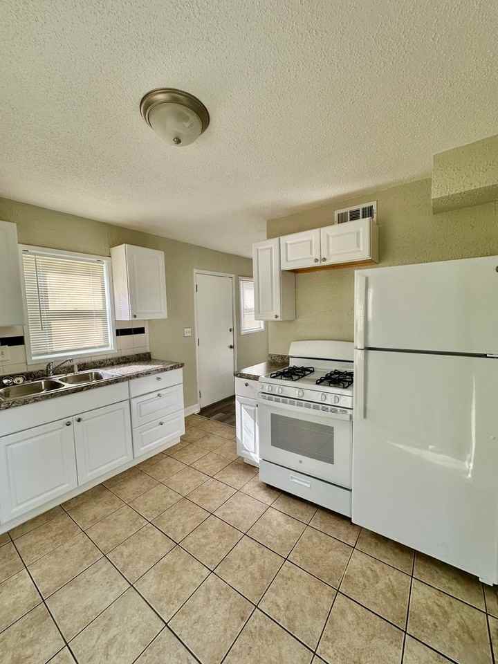 9522 Harrison St - Photo 2 of 13