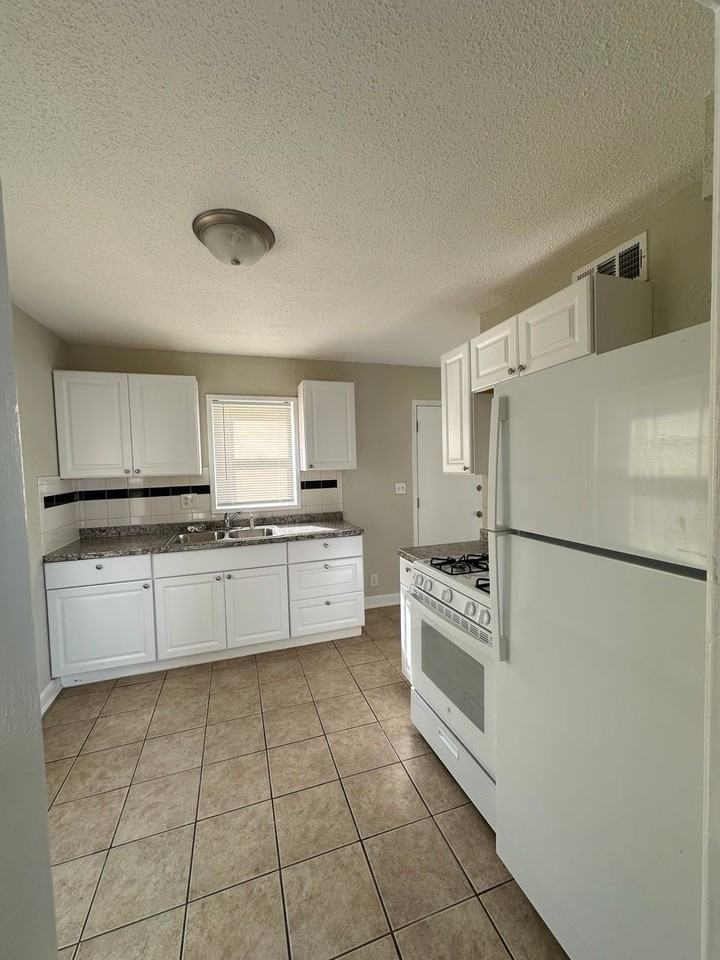 9522 Harrison St - Photo 3 of 13