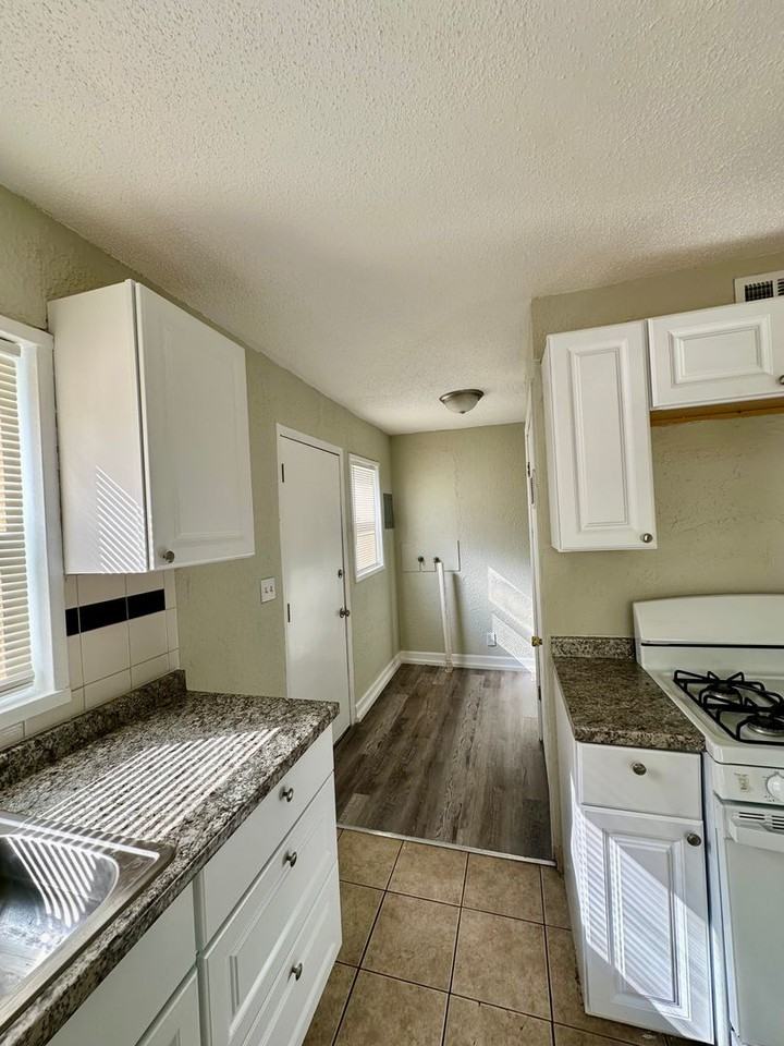 9522 Harrison St - Photo 4 of 13