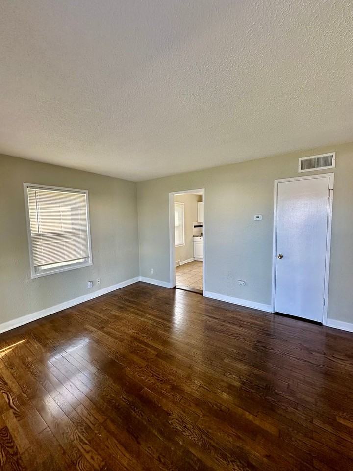 9522 Harrison St - Photo 6 of 13