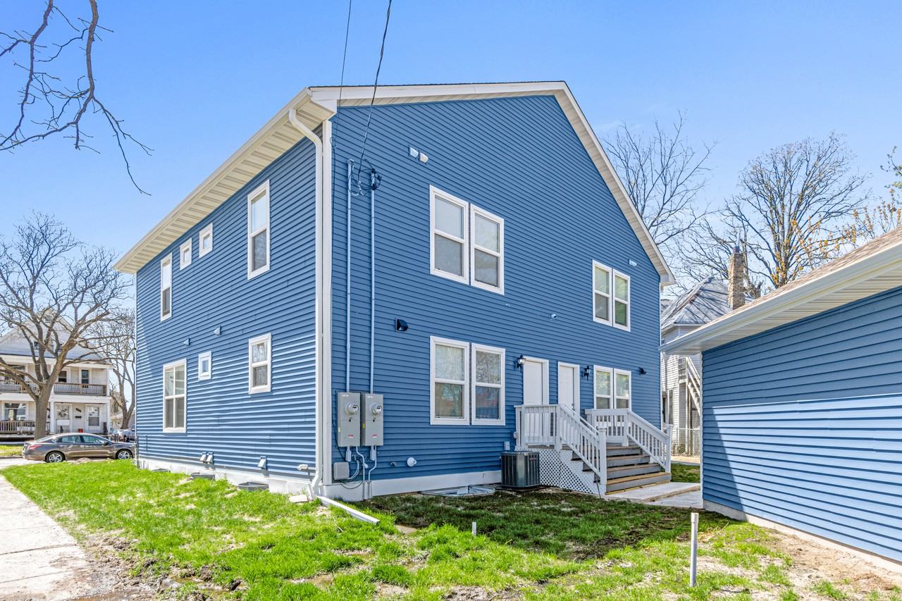 1918 Hillside Ave N #B - Photo 3 of 24