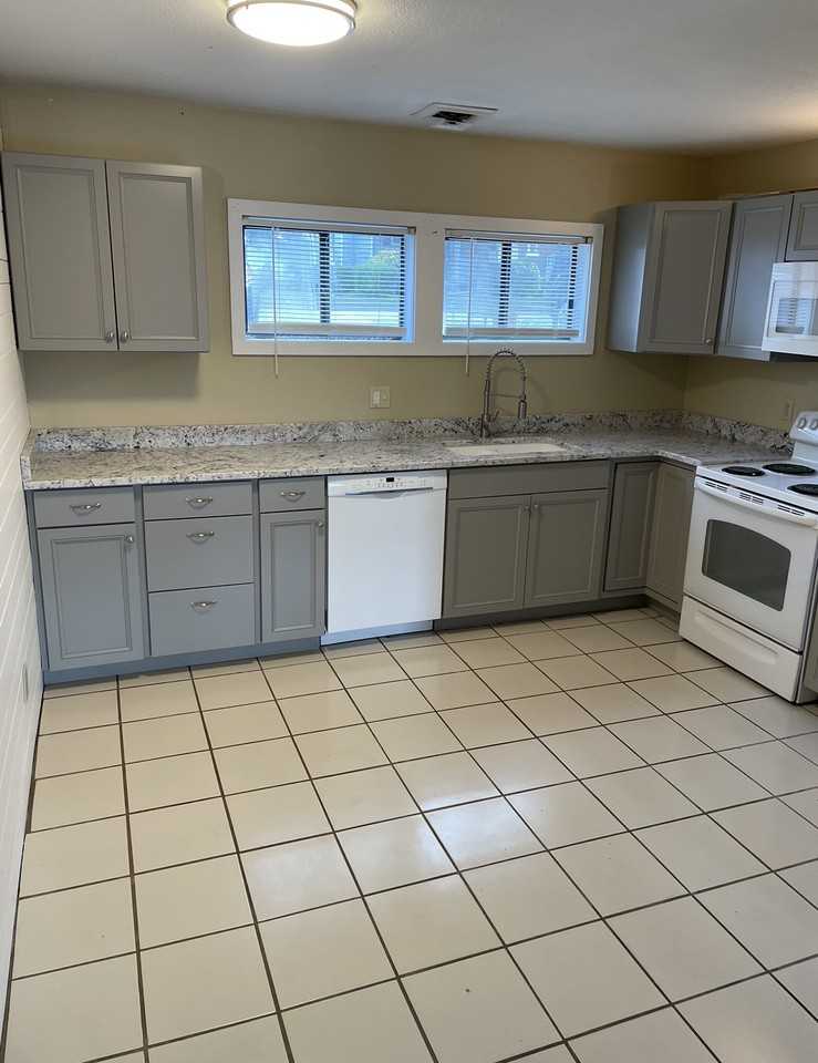 404 W Maple St #1 - Photo 3 of 10