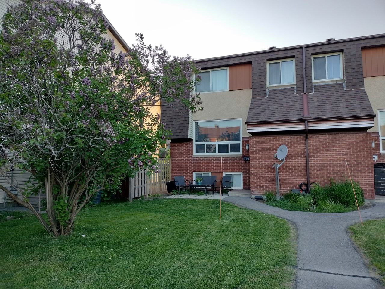 34B Woodvale Green, Ottawa, ON K2G 4H4 3 Bedroom House for 2,500/month
