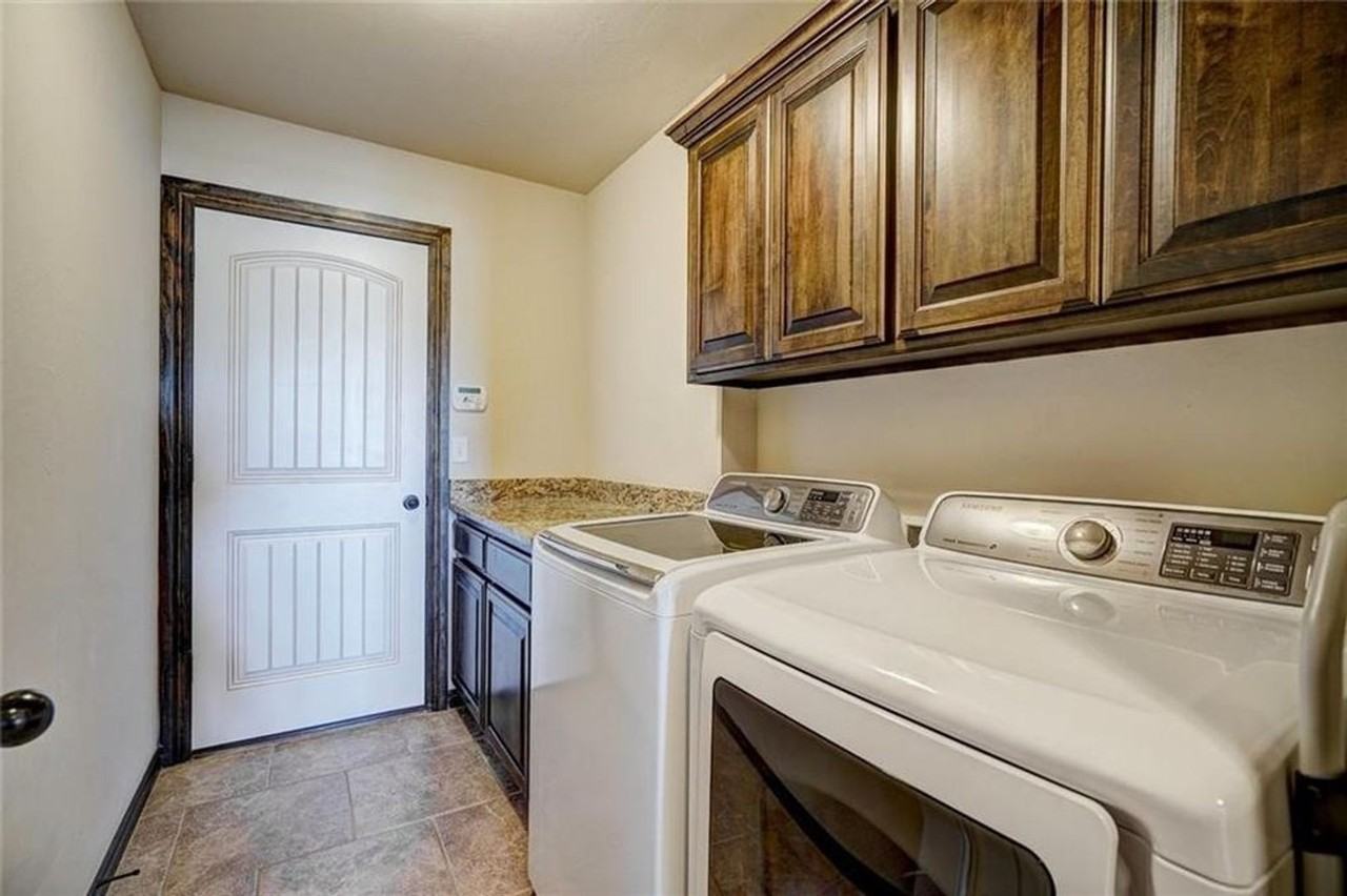 2301 Bretford Way - Photo 7 of 42
