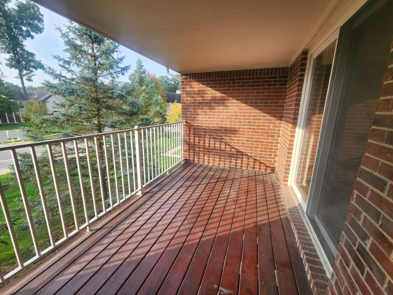 1670 Deepwood Cir - Photo 3 of 16