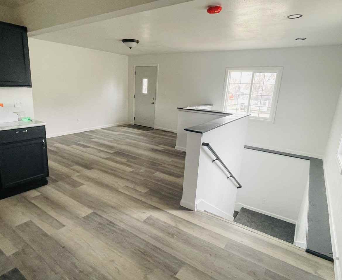 1015 8th Ave W - Photo 2 of 14