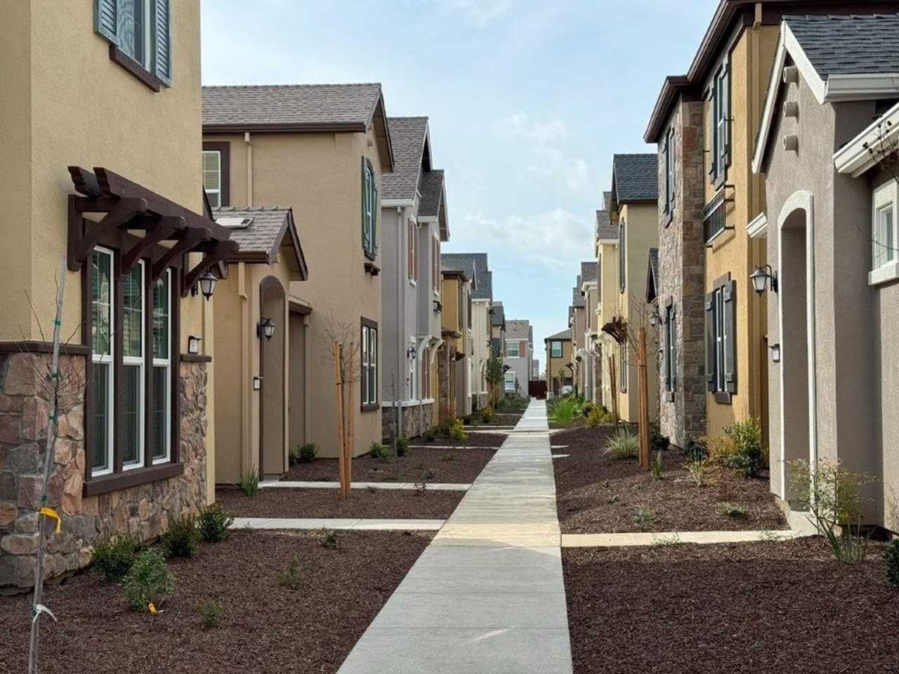 1670 Richie Ln - Photo 2 of 38