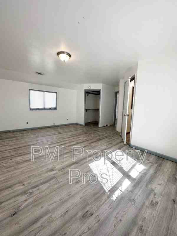 6762 N 52nd St - Photo 3 of 9