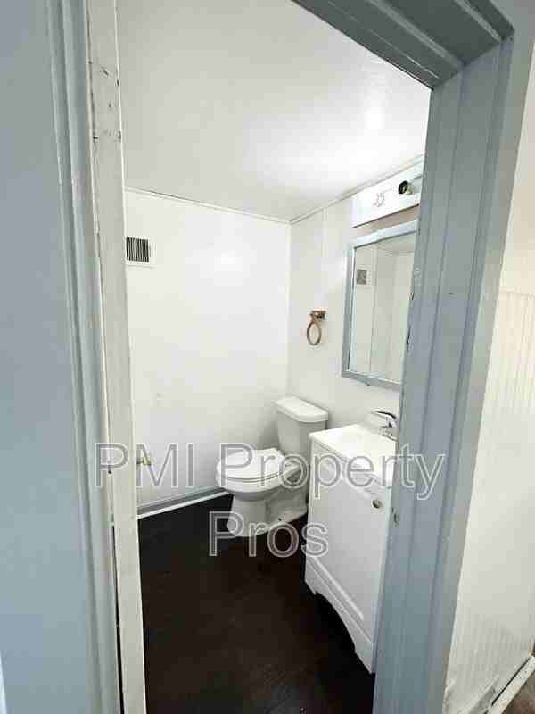 6762 N 52nd St - Photo 4 of 9