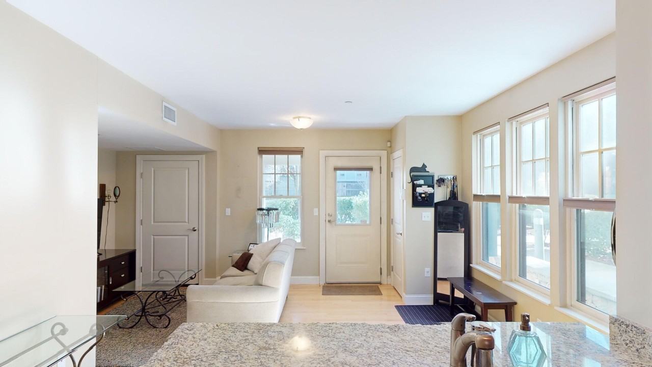 113 Crowninshield Rd - Photo 4 of 19