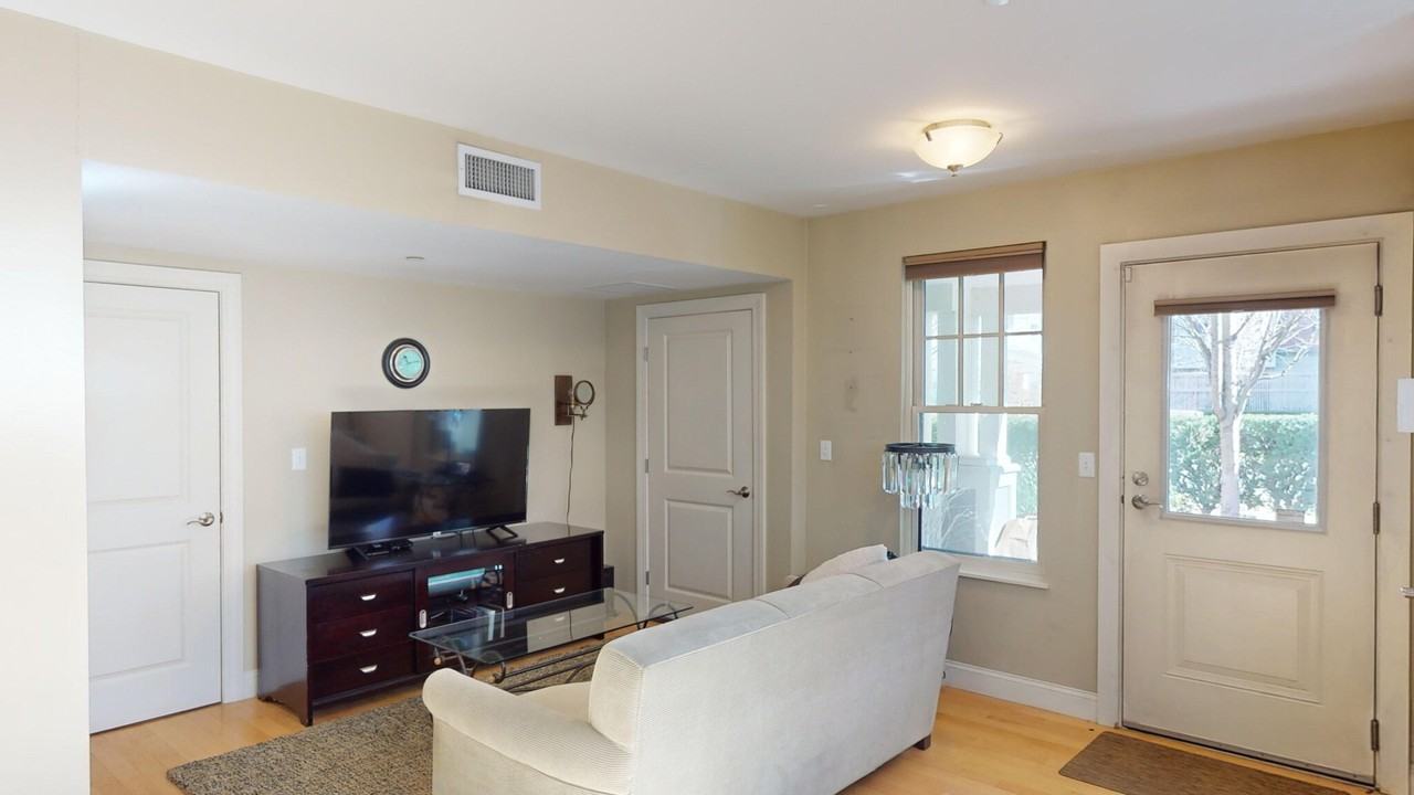 113 Crowninshield Rd - Photo 5 of 19