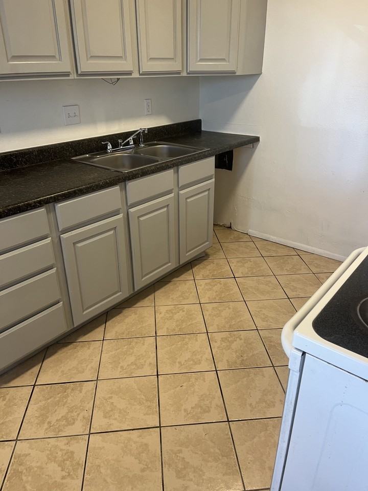 11824 Indian School Rd Ne - Photo 3 of 11