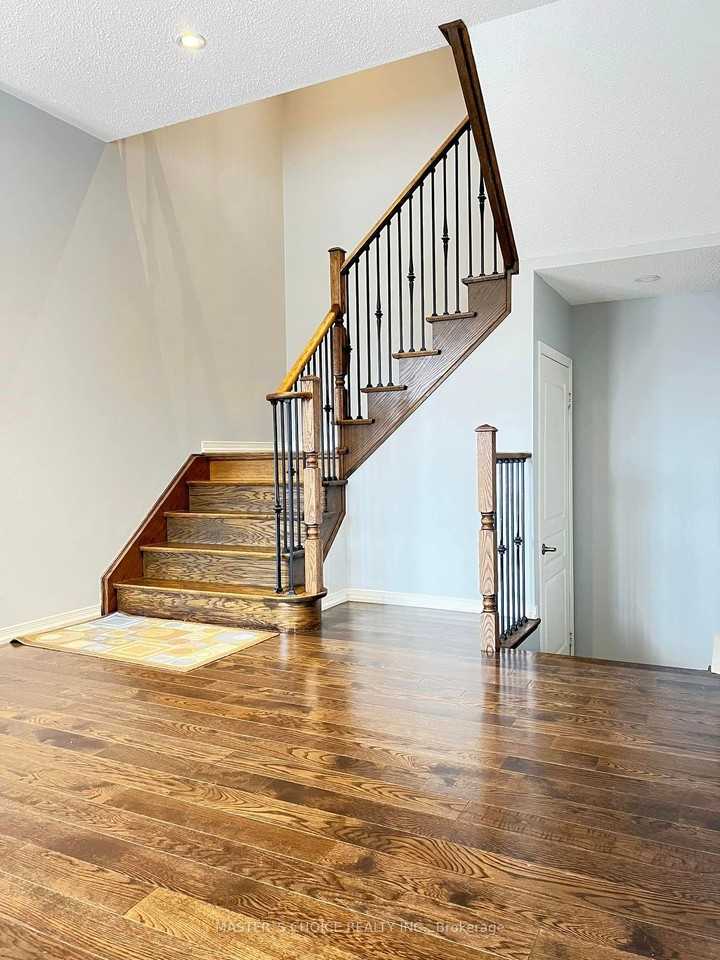 1120 Stuffles Crescent - Photo 3 of 10