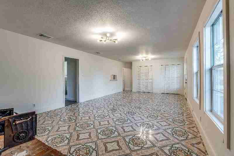 827 Ware Blvd - Photo 3 of 13