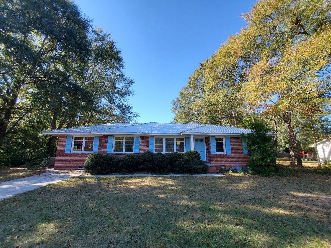 1120 Edgewood Dr - Photo 2 of 12