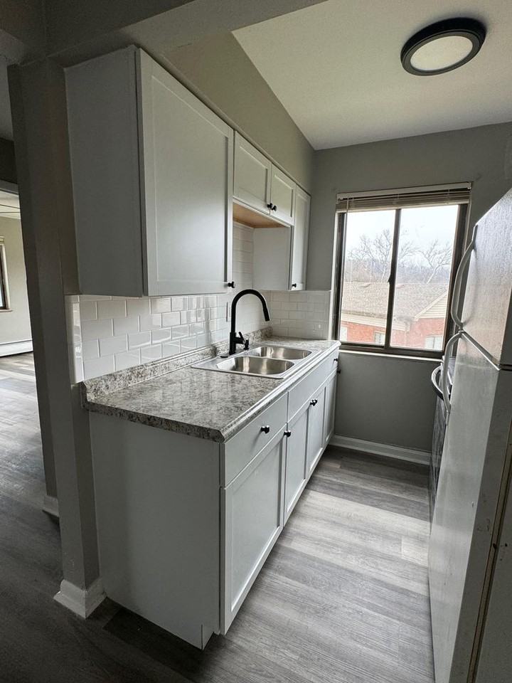 1421 Sleepy Hollow Rd - Photo 2 of 5