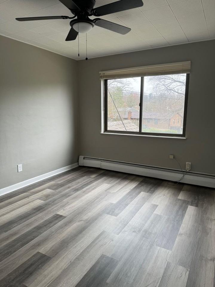 1421 Sleepy Hollow Rd - Photo 3 of 5