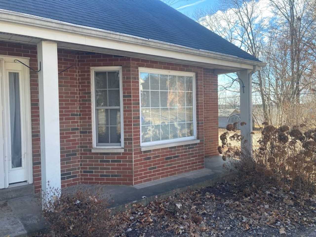 124 E Dee St - Photo 3 of 24