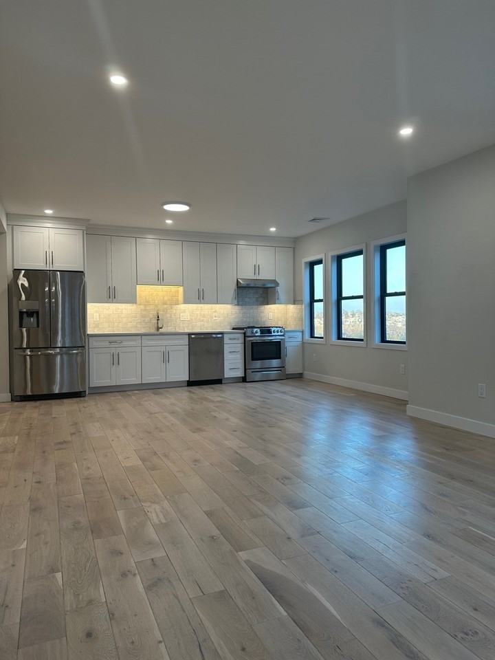 67 Faywood Ave Unit 1 - Photo 3 of 11