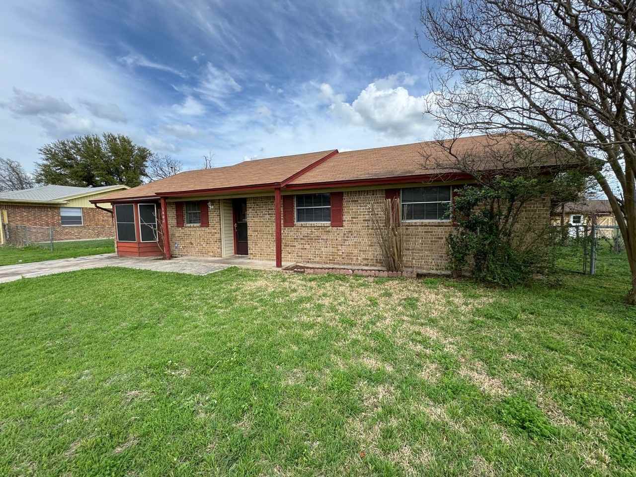 1402 Hammond Dr - Photo 2 of 32