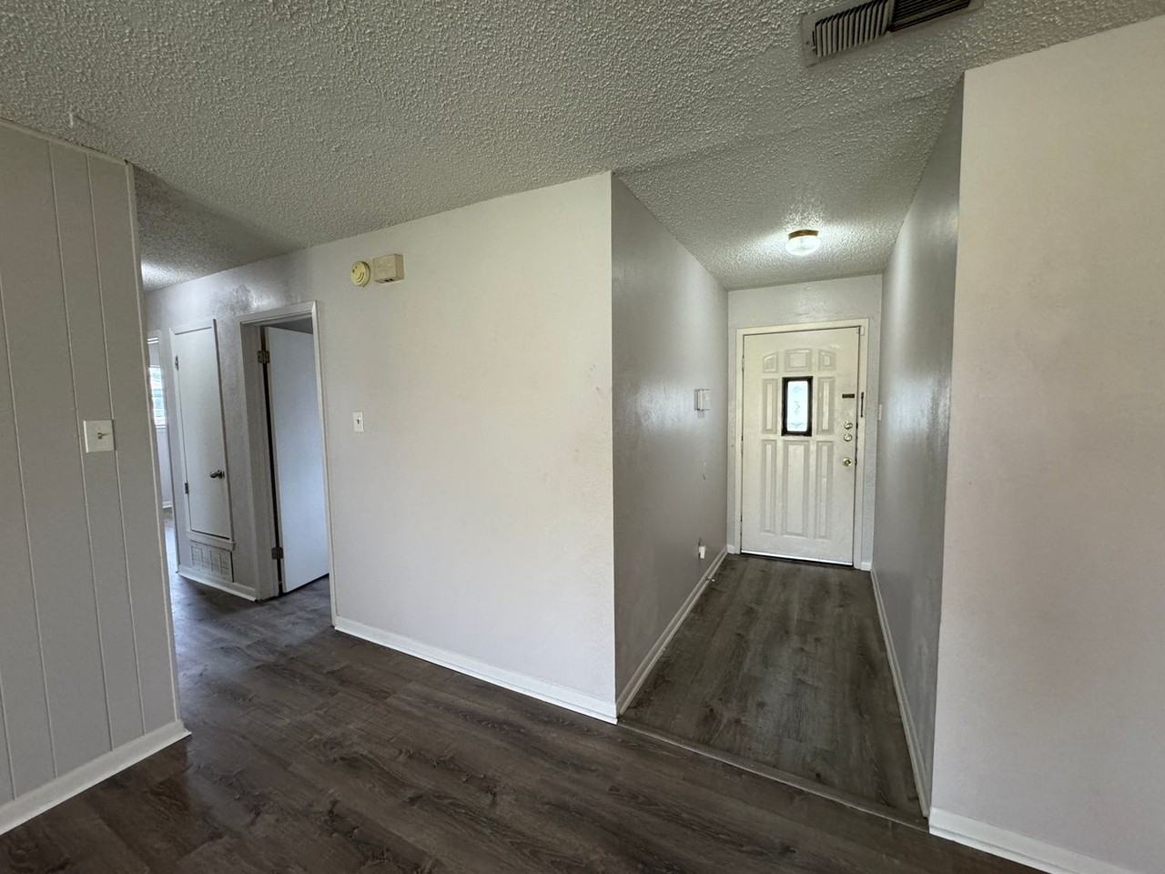 1402 Hammond Dr - Photo 4 of 32