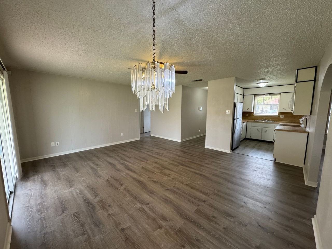 1402 Hammond Dr - Photo 7 of 32