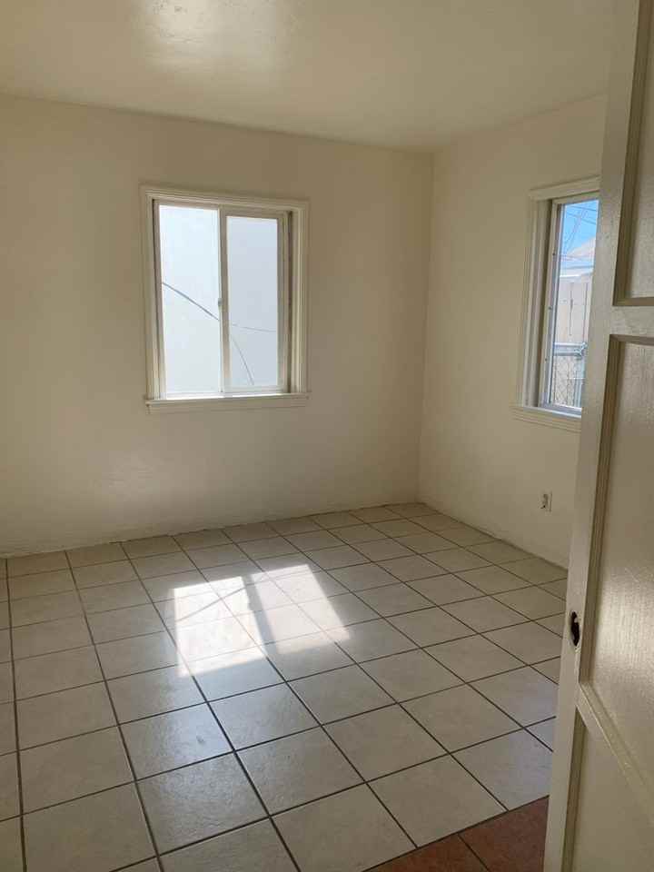 932 W Hays St - Photo 2 of 3