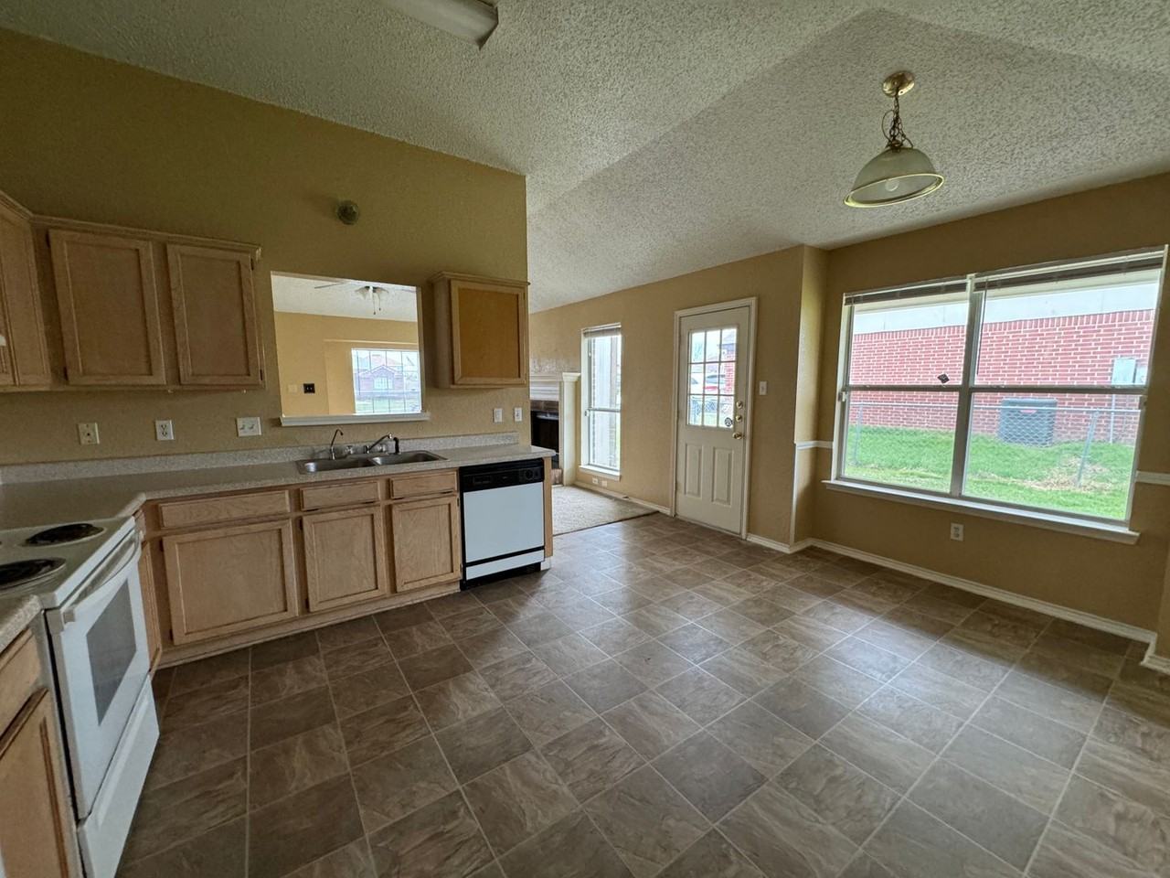 3501 Rainforest Ln - Photo 7 of 29