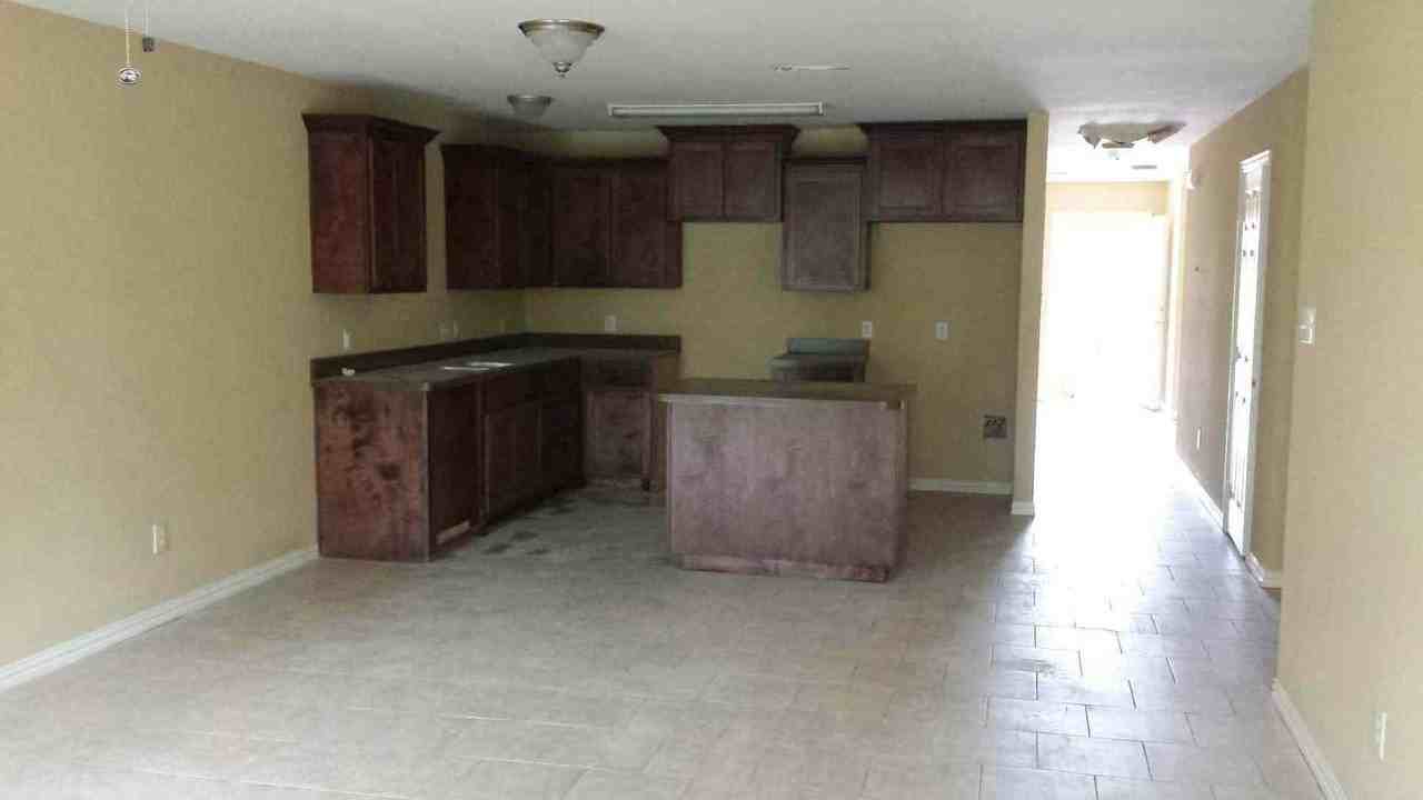 CIRCLE.2475/2477 - Photo 2 of 3