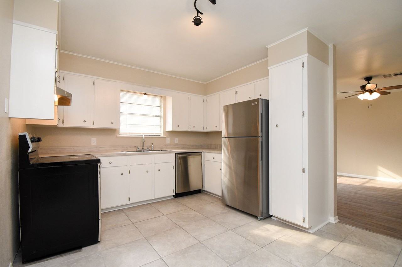 1104 MacArthur - Photo 2 of 6