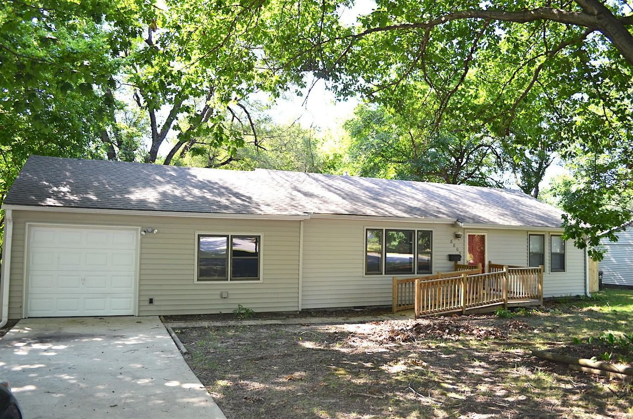 8805 Hemlock Dr - Photo 2 of 19