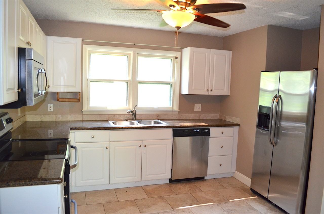 8805 Hemlock Dr - Photo 3 of 19