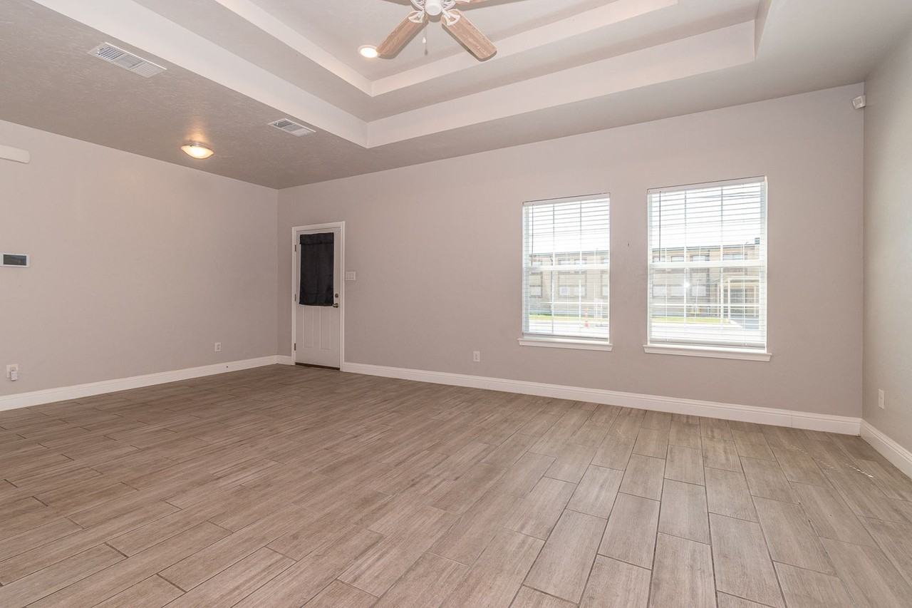 2505 Carver St - Photo 4 of 32