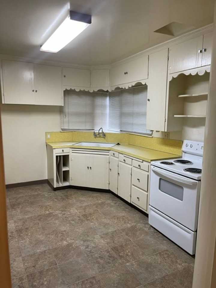 1106 N Court St - Photo 3 of 15