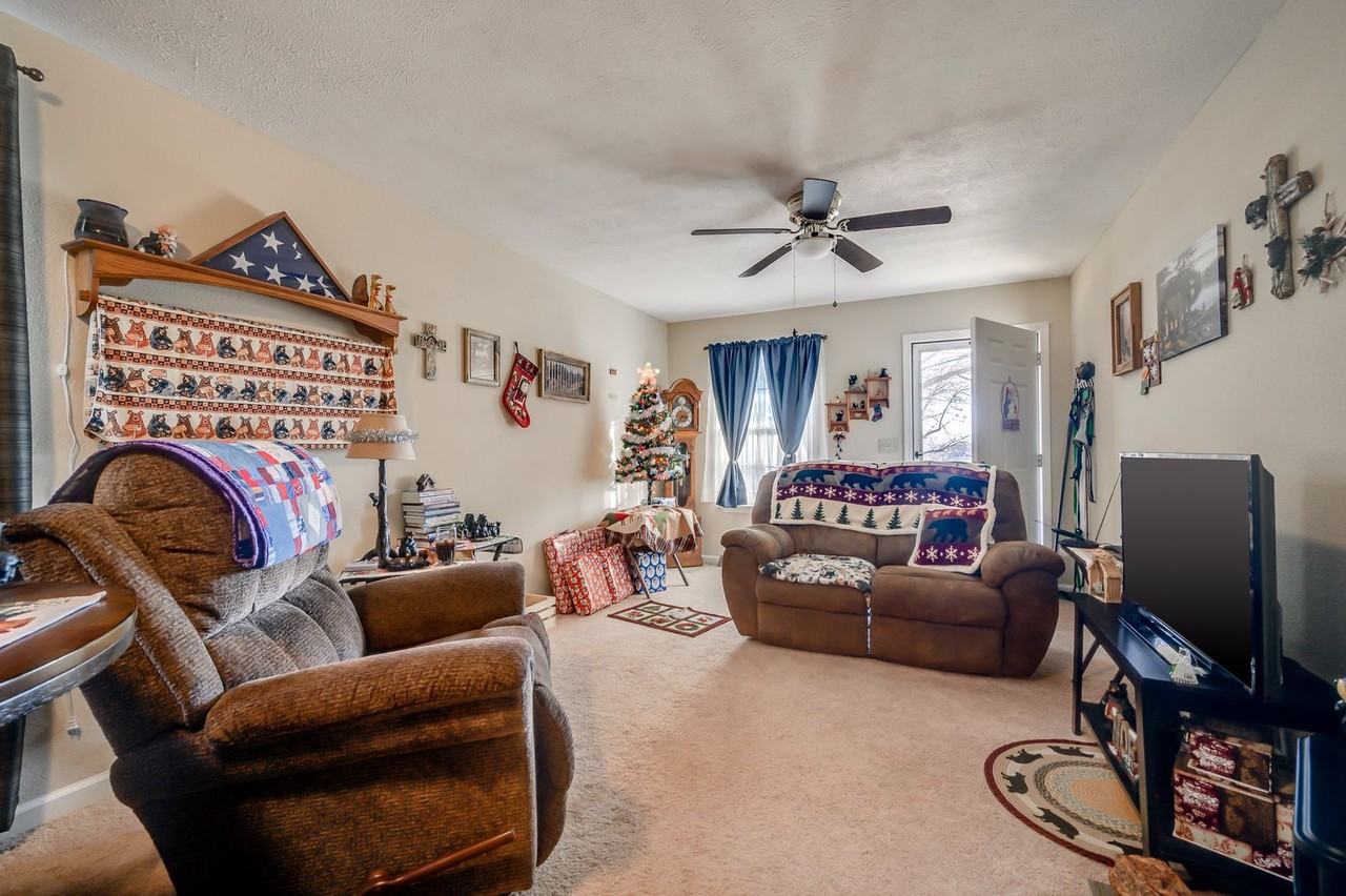 1423 W Rainey St - Photo 2 of 10