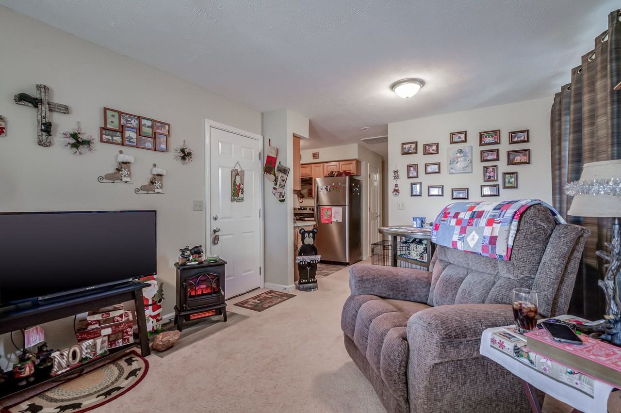 1423 W Rainey St - Photo 3 of 10