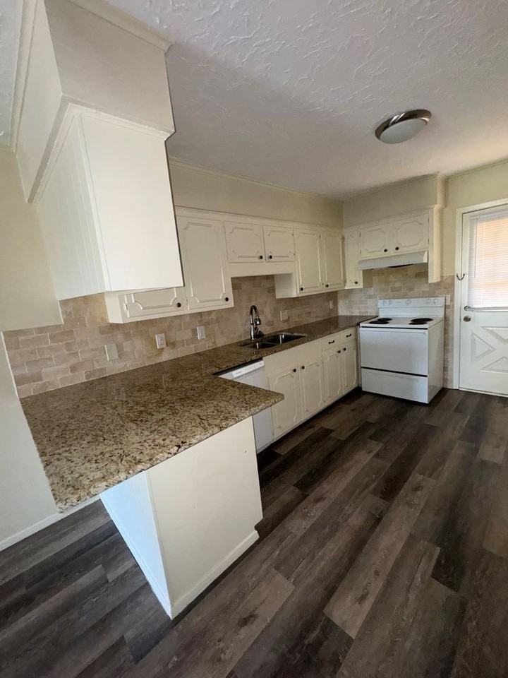 Austin Str Condos - Photo 2 of 6