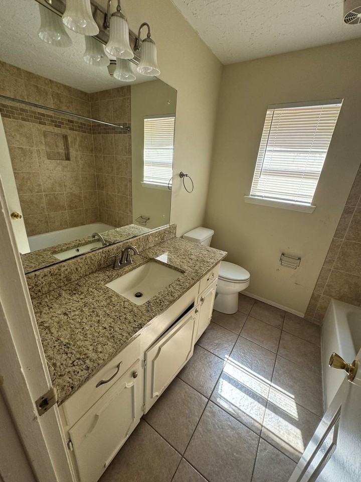 Austin Str Condos - Photo 3 of 6