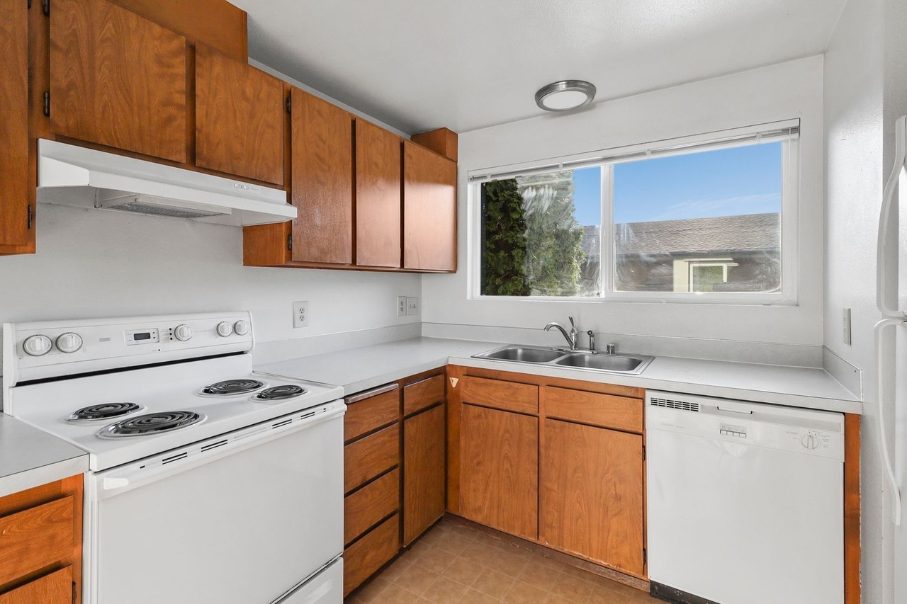395 S Oak Harbor St #111 - Photo 6 of 15