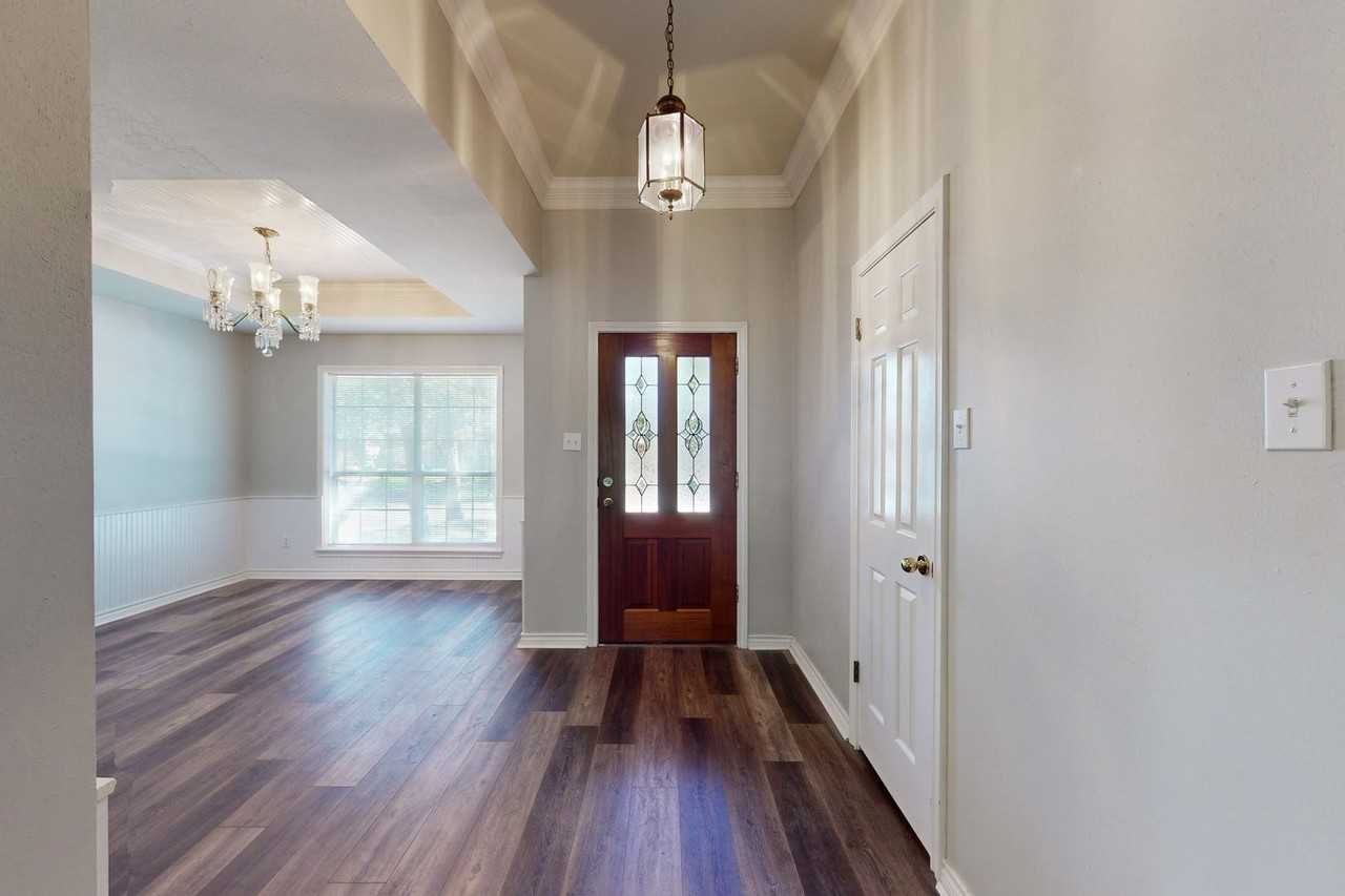 1006 Woodhaven Cir - Photo 2 of 28