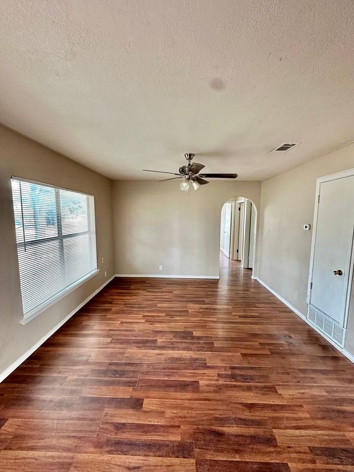 2701 Raney St - Photo 3 of 24