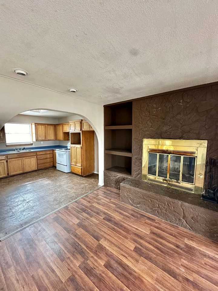 2701 Raney St - Photo 4 of 24