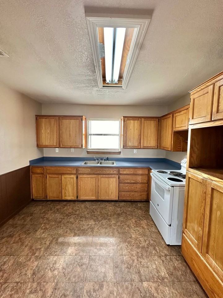 2701 Raney St - Photo 5 of 24