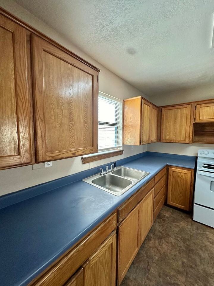 2701 Raney St - Photo 6 of 24