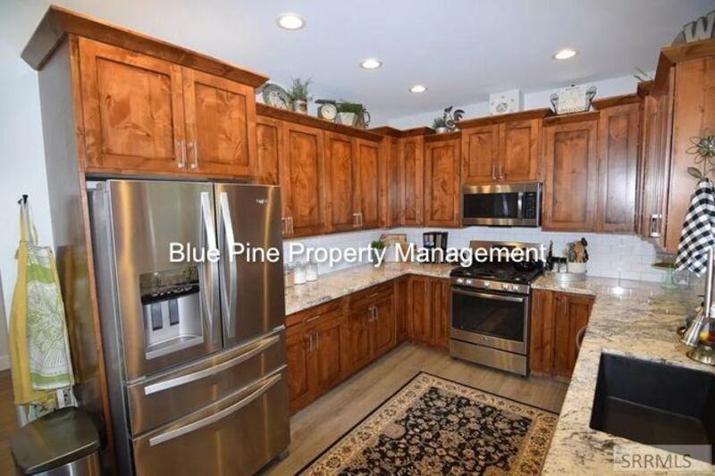 705 Birmingham Ln - Photo 7 of 26