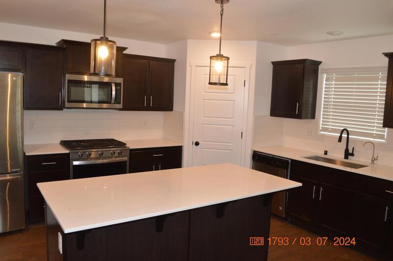 1663 Thistle Ln - Photo 7 of 27